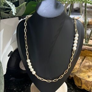 Elegant Gold and Pearl Necklace. J60